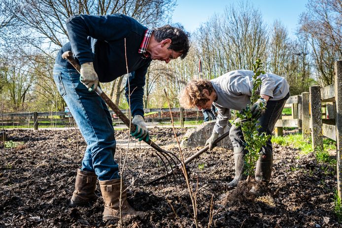 IVN-vrijwilligers Marja en Wim Dieho helpen bij de aanplant van een tiny forest in Alphen. Ook de gemeente Zuidplas krijgt er drie.