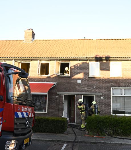 Brandweer blust woningbrand aan Jasmijnstraat in Almelo