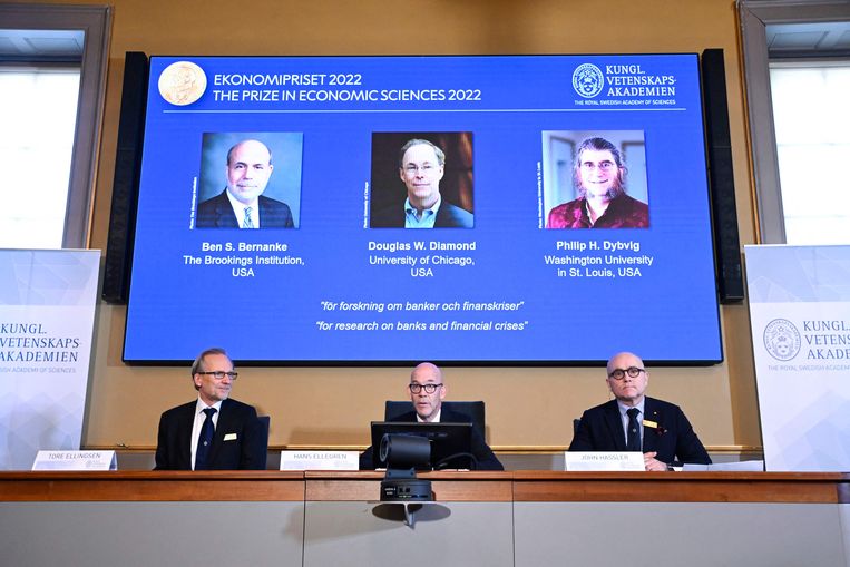 De Koninklijke Zweedse Academie voor de Wetenschappen maakte de winnaars van de Nobelprijs Economie vaniddag bekend. Beeld AFP
