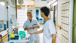 'rosé is oké', Elodie Gabias leert het vakjargon van Urologie