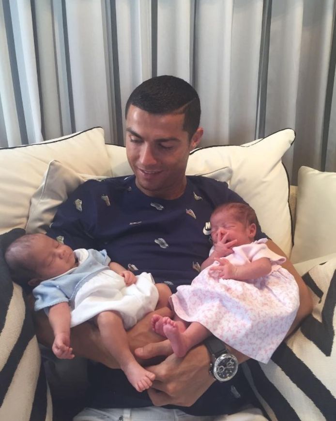 Trots houdt de kersverse vader zijn twee nieuwe baby's vast. Ronaldo is nu een vader van drie kinderen.