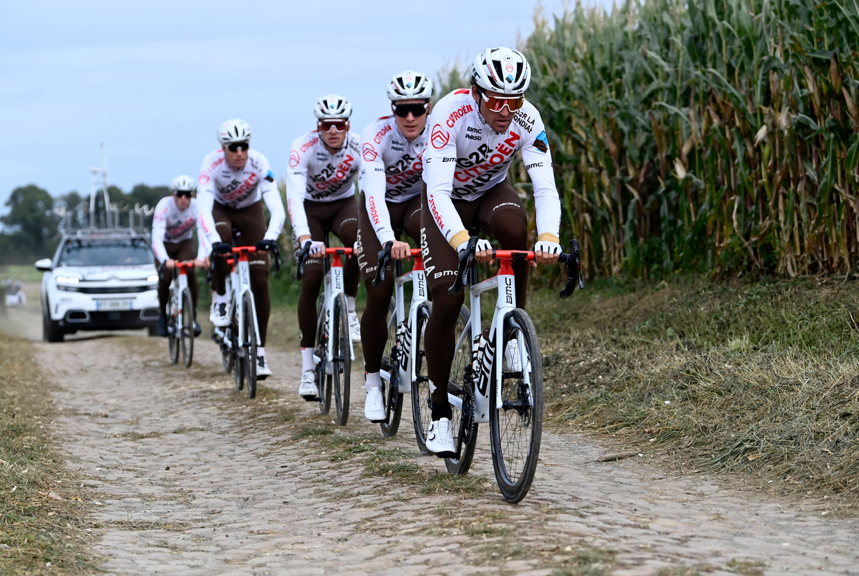  Greg Van Avermaet voert de troepen van AG2R Citroen aan op de kasseien van Parijs-Roubaix. Beeld Photo News