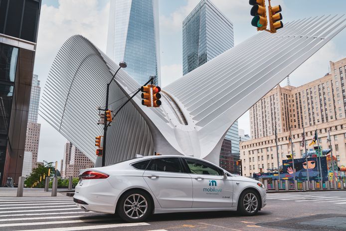 De Ford die Mobileye gebruikt is voorzien van talloze extra camera's, radarsystemen en andere sensoren.