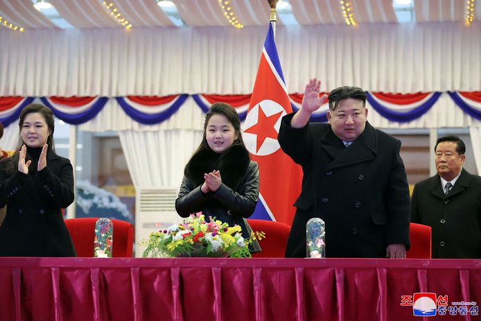Kim Jong-un, zijn dochter en zijn vrouw Ri Sol Ju (links) op 31 december 2023, afgelopen oudejaarsdag.