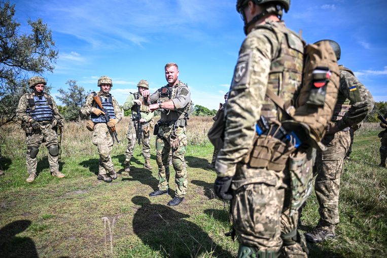 Vrijwilligers van de Mozart Groep tijdens trainingen in de Donetsk-regio in Oekraïne, september 2022. Beeld AFP
