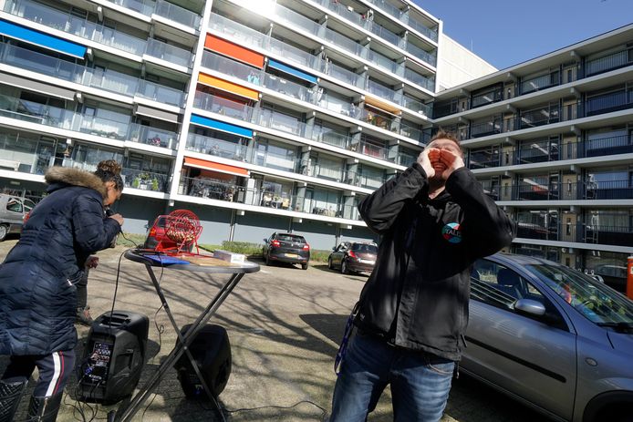 Balkonbingo voor bewoners van de Rentmeesterhof in Nijmegen.