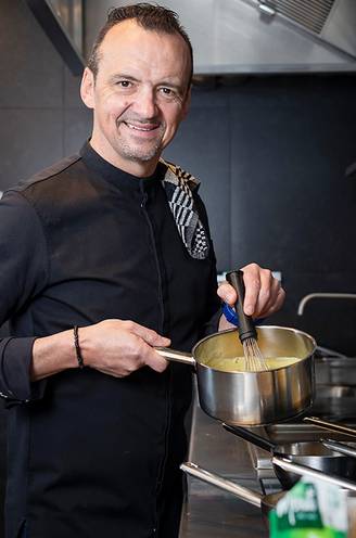 Sterrenchef Luc Bellings proeft 15 kant-en-klare sauzen en deelt een 0/10 uit: “Dit lijkt meer op pudding dan op saus”