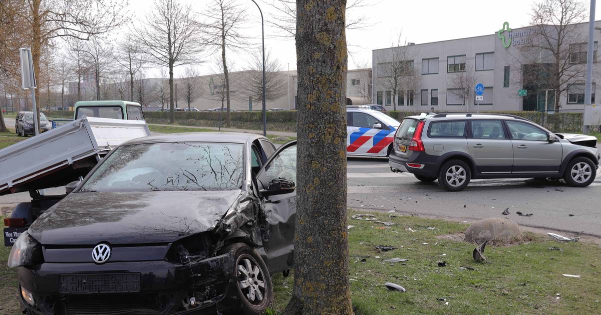 Ravage op rotonde in Waalwijk door botsing, inzittende van auto raakt gewond.