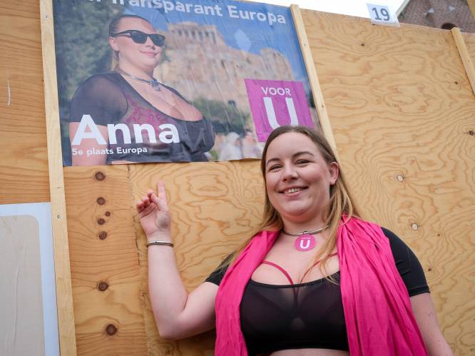 Anna (34) pronkt met diepe decolleté en fuchsia beha op opvallende verkiezingsaffiche: “Knipoog naar transparantie waar Europa nood aan heeft”