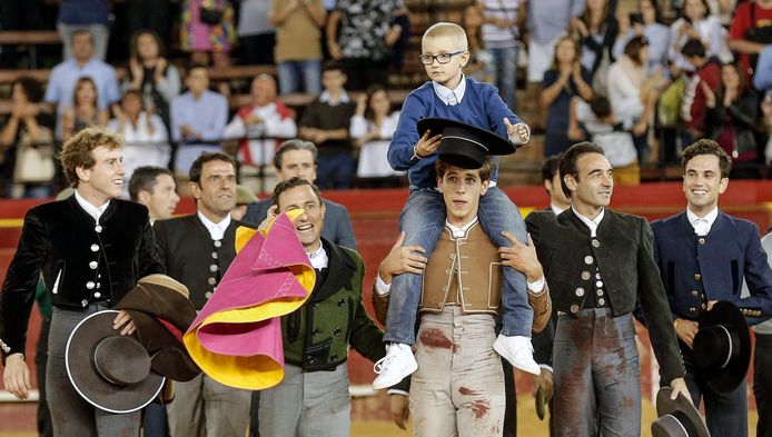 Kankerpartiënte Adrián (8) mocht met enkele bekende stierenvechters een ereronde maken in de arena in Valencia.