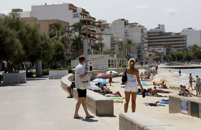 De boulevard in de badplaats El Arenal op Palma de Mallorca.  Beeld ANP