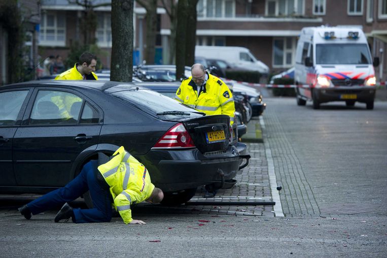 2012: Politie onderzoekt een auto in de Schaepmanstraat in de Amsterdamse Staatsliedenbuurt, waar de dubbele liquidatie plaatsvond waar Fred R. bij betrokken zou zijn. Beeld ANP