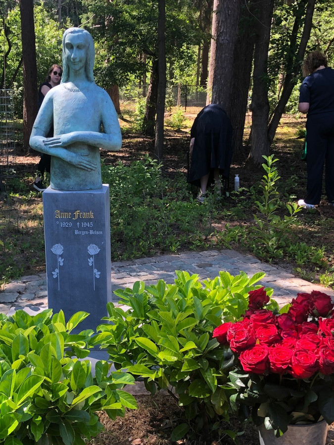 Het Anne Frank-beeld van Mariëtte Coppens is verhuisd naar de Joodse begraafplaats in Oisterwijk