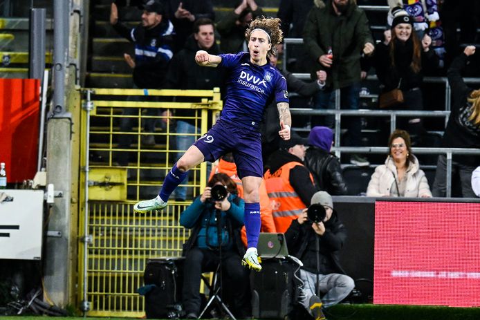 Fábio Silva, hier scorend voor Anderlecht.