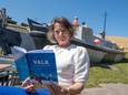 Catalijn van Wijk met haar boek bij landingsvoertuig bij het Polderhuis in Westkapelle.