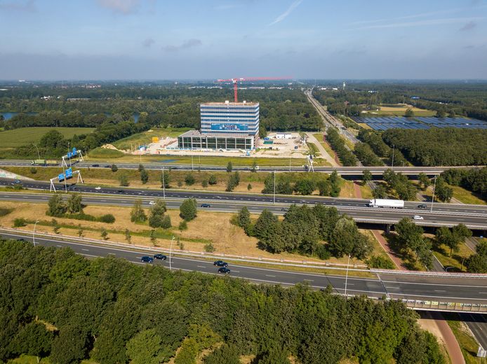 Het nieuwe Van der Valk Hotel Eindhoven-Best ligt tussen de A2 (onder), de Best Golf links en de Eindhovenseweg in Best.