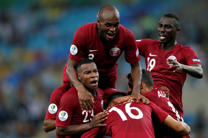 De spelers van Qatar vieren.