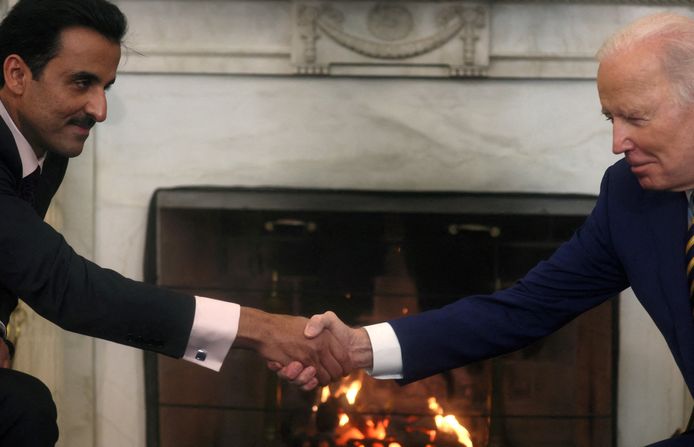 Sheikh Tamim bin Hamad al-Thani, de emir van Qatar, schudt de hand van de Amerikaanse president Joe Biden in het Witte Huis in januari van dit jaar.