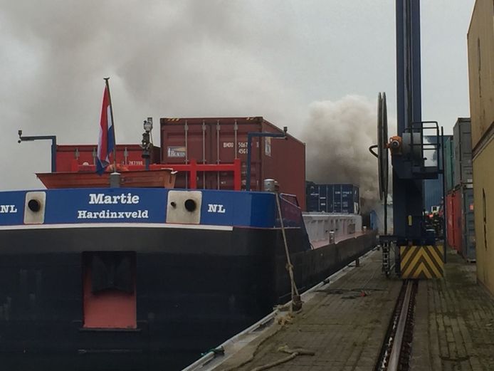 Op een containerschip in de Haven van Waalwijk is brand uitgebroken.