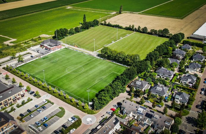 Het hoofdveld van voetbalvereniging GOZ in Mijnsheerenland grenst aan een huizenblok. Bewoners ervaren al jaren geluidsoverlast en krijgen regelmatig ballen in de tuin. ,,Met deze maatregelen hopen we dat te verhelpen", aldus Boogaard.
