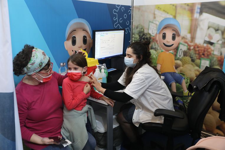 Bij een hoge vaccinatiegraad zoals de onze kan kindervaccinatie het reproductiegetal met tien tot vijftien procent doen dalen. Beeld EPA