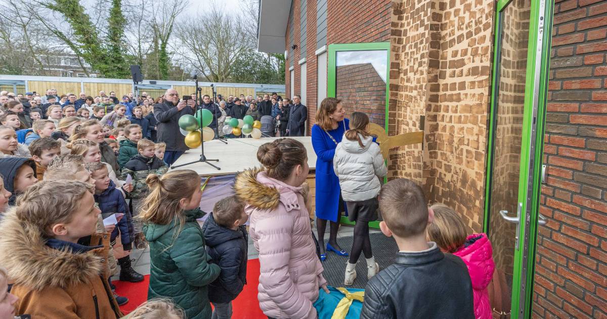 Honderden geïnteresseerden lopen uit voor de nieuwe reformatorische school in Krabbendijke
