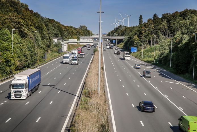 Op de E17 in Kortrijk, in de richting van Frankrijk, knalde een automobilist uit Rekkem met zijn gezin achteraan op een rijdende oplegger. Met opzet of niet?