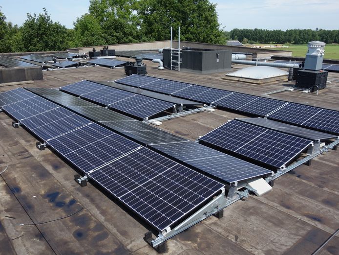 Op het dak van het appartementencomplex Sonse Donk aan de Snuitlibel liggen sinds deze zomer zonnepanelen. In totaal liggen er meer dan 20.000 panelen op de daken in Son en Breugel.