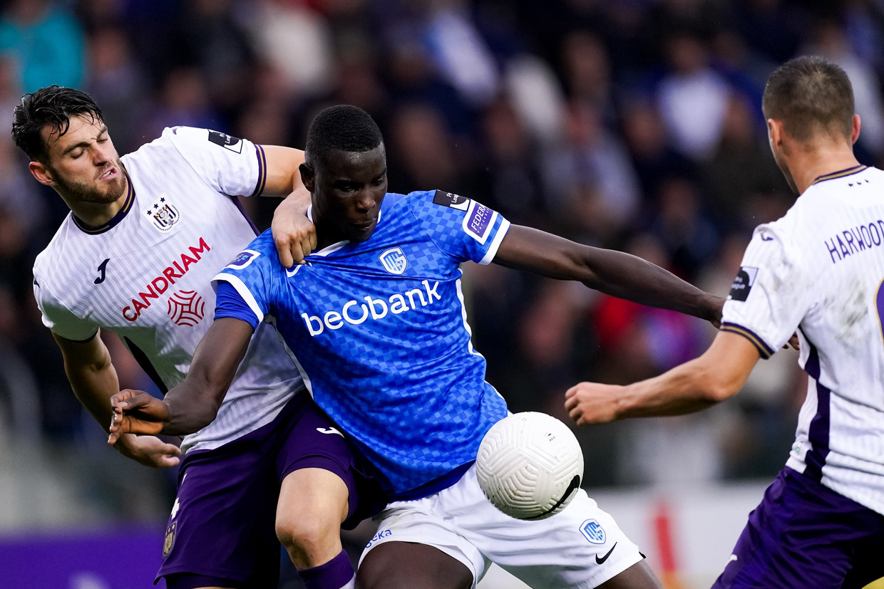 Hoedt (l.) en Onuachu vochten stevige duels uit. Beeld Photo News