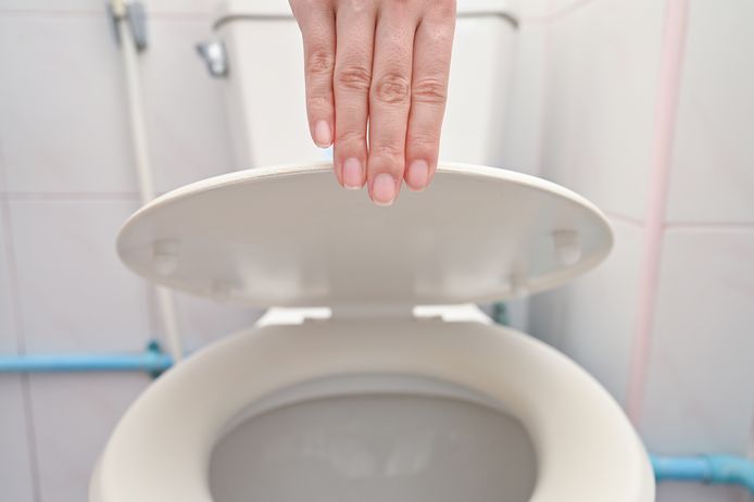 De wc kent wat vieze plekken die je af en toe echt moet aanpakken, aldus Marja Middeldorp.