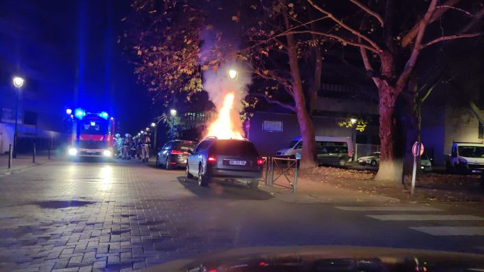 Een auto werd in brand gestoken.