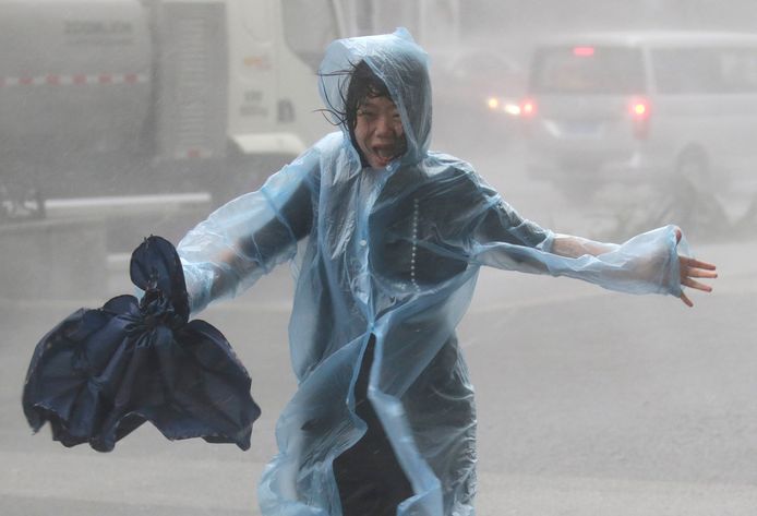 Een vrouw vecht met de wind in de Chinese stad Shenzhen.