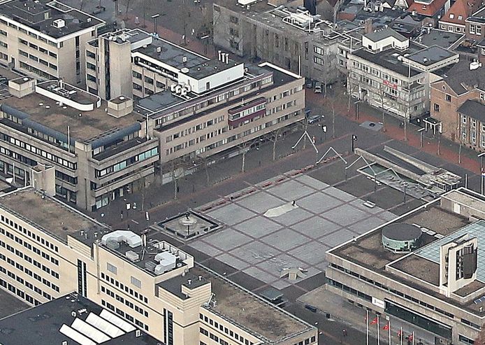 Hoogbouw in Eindhoven: De wand Wal-Stadhuisplein-Begijnenhof maakt plaats voor woningbouw, waarschijnlijk in torenvorm, onder de naam Citywall. Linksonder staat het Stadskantoor; hier maakt eigenaar Certitudo plannen voor mogelijk een woontoren tot 160 of 175 meter. Rechtsboven, op het adres Begijnenhof 35, naast het kantongerecht, wil NedBel ook een 120 meter hoge woontoren bouwen.
