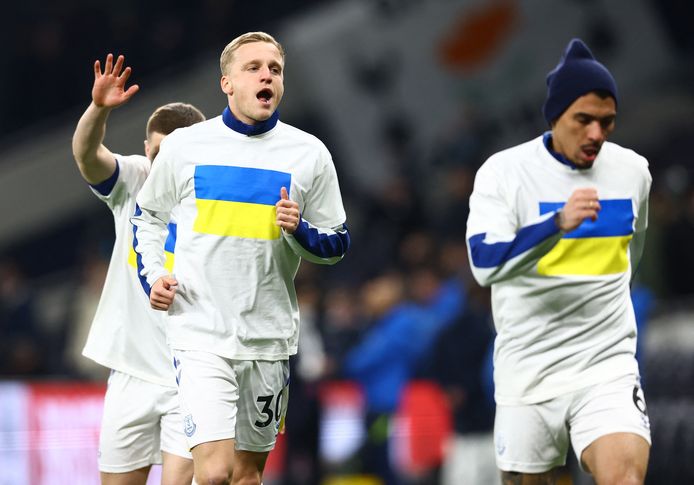 Donny van de Beek steunt Oekraïne bij de warming-up voor het duel met Spurs.
