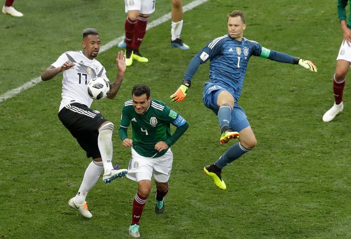 Rafael Márquez kopt in blessuretijd de bal weg voordat Jérôme Boateng en Manuel Neuer gevaarlijk kunnen worden. Mexico won met 1-0 van Duitsland.