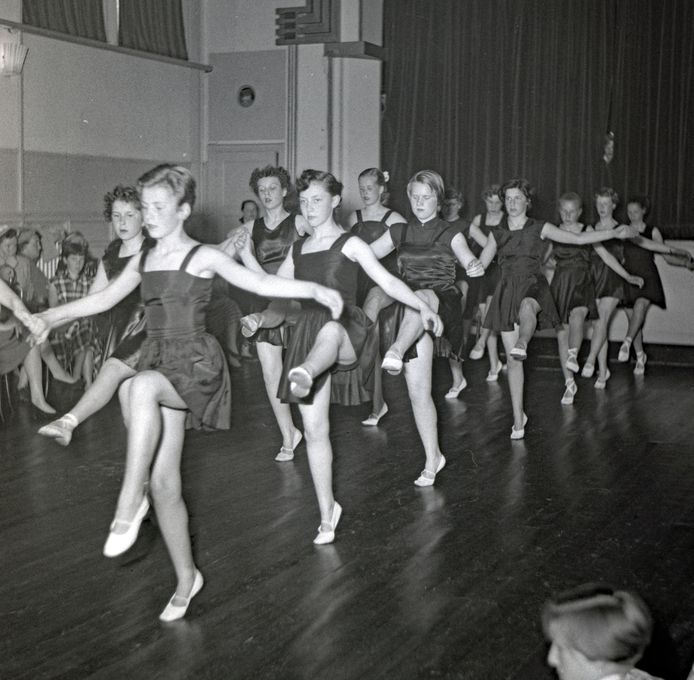 Optreden van balletschool bij zaal Rozenstein in Eindhoven