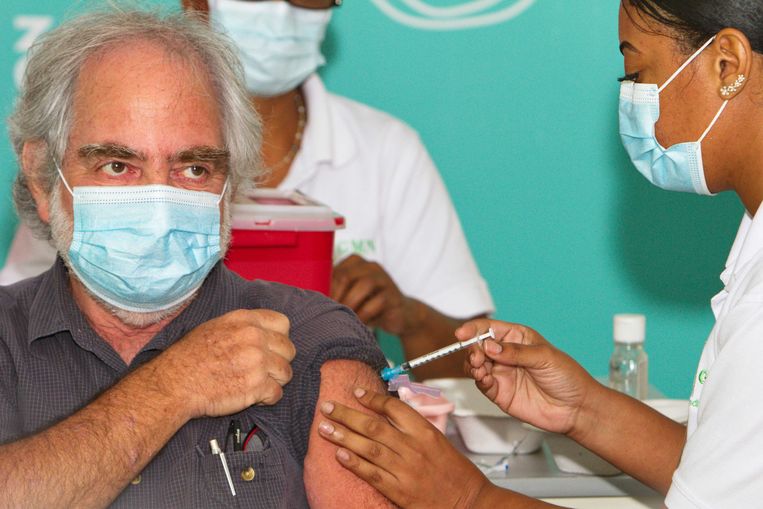 Izzy Gerstenbluth ontvangt een van de eerste prikken met het coronavaccin die op Curaçao worden gezet. Beeld ANP