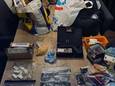 In het huis van de drugsdealer werden onder meer vuurwapens, munitie, een vlindermes en 10.000 euro cash gevonden.