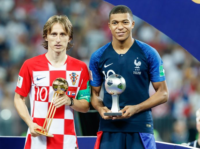 Luka Modric en Kylian Mbappé na de WK-finale van vorig jaar.