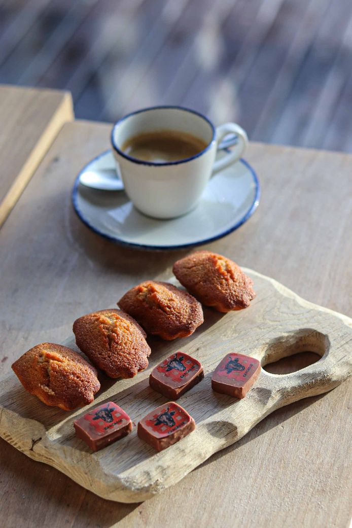 De 'vleespraline' wordt momenteel enkel bij de koffie in Carcasse geserveerd met het logo van de zaak erop