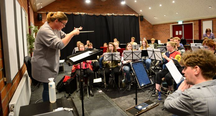 Michelle Wassing leidt de Bornse Harmonie nu sinds enkele maanden, zoals hier tijdens de repetitie. Zondag treedt ze voor het eerst met het orkest op.