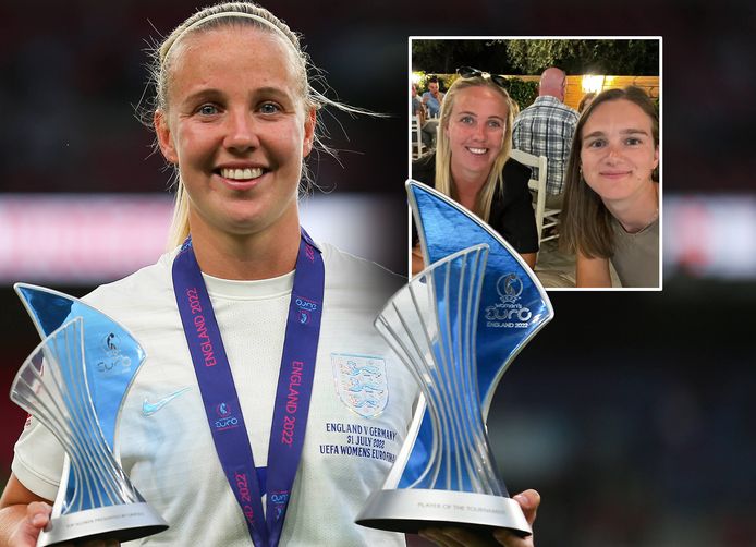 Beth Mead werd topscorer en beste speelster van het EK in Engeland. Inzetje: op vakantie met haar vrienden en teamgenote Vivianne Miedema.