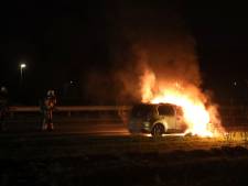 Auto vliegt in brand op A50 bij Sint-Oedenrode, bestuurder kan op tijd uitstappen