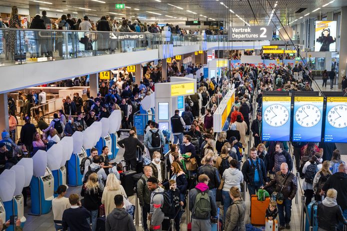 Schiphol Moet Fors Krimpen Van Kabinet: 50.000 Vluchten Minder | Chaos  Schiphol | Ad.Nl