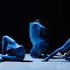 Het is schraal, de theaterpraktijk in coronatijden, maar daar speelt dit danstheater goed op in