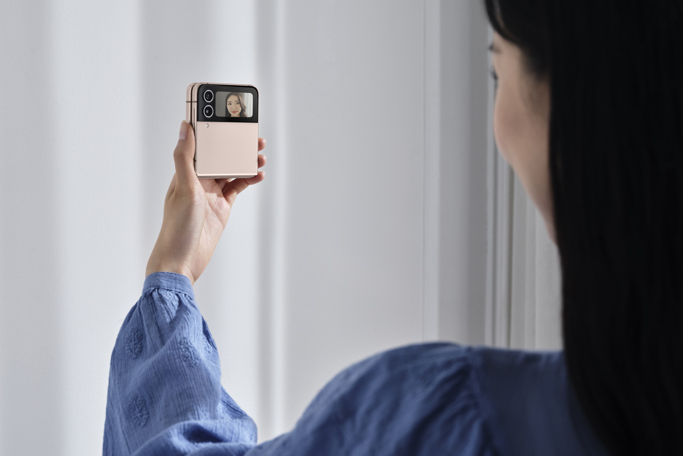 Het schermpje achterop de Z Flip 4 kan voor selfies worden gebruikt, zodat je foto's maakt met de beste camera's in het toestel.