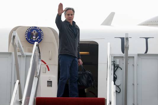 De Amerikaanse minister van Buitenlandse Zaken Antony Blinken zwaait naar de pers voor hij het vliegtuig opstapt.