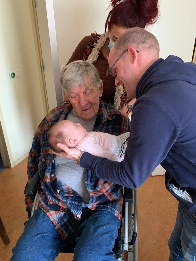Wim Janssen in het verpleeghuis in Rotterdam met zijn dochter Anne-Belle, haar schoonzoon en Wims zes weken jonge achterkleindochter Faya.