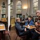 Opwarmen in een kerk of kleumen in een winkel zonder deuren