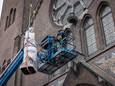 Het gietijzeren Mariabeeld werd vrijdagochtend naar boven getakeld.